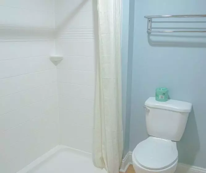 Sea And Breeze Hotel And Condo