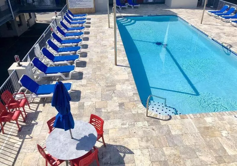 Sea And Breeze Hotel And Condo