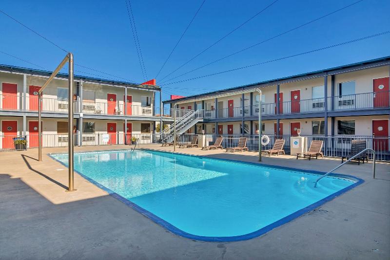 Sea And Breeze Hotel And Condo