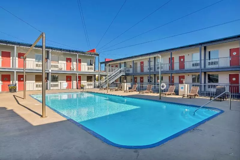 Sea And Breeze Hotel And Condo