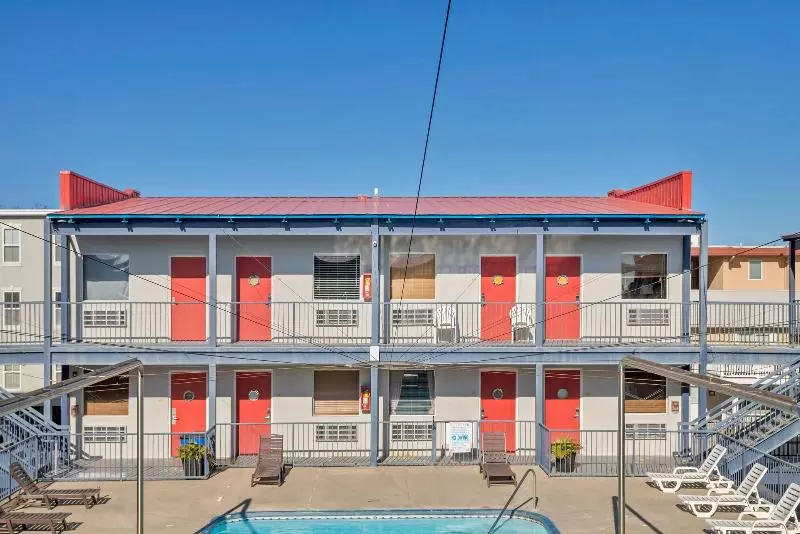 Sea And Breeze Hotel And Condo