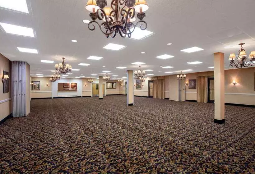 هتل Super 8 By Wyndham Erie/i 90