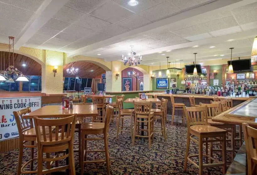 هتل Super 8 By Wyndham Erie/i 90