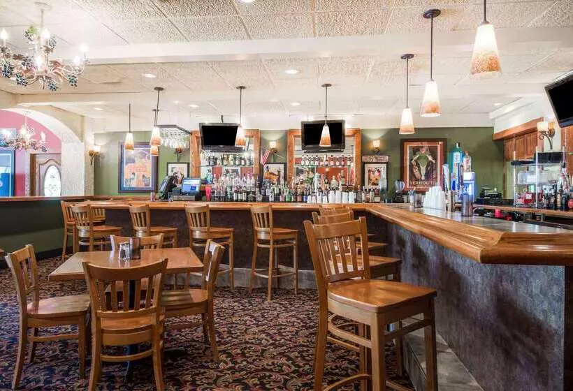 هتل Super 8 By Wyndham Erie/i 90