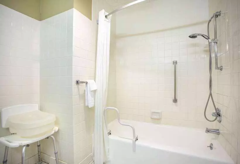 هتل Super 8 By Wyndham Erie/i 90