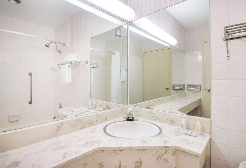 هتل Super 8 By Wyndham Erie/i 90