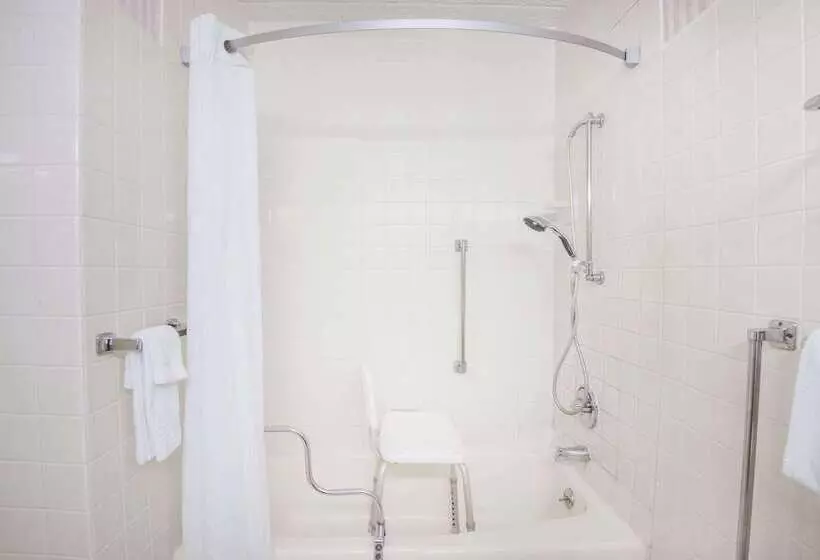 هتل Super 8 By Wyndham Erie/i 90