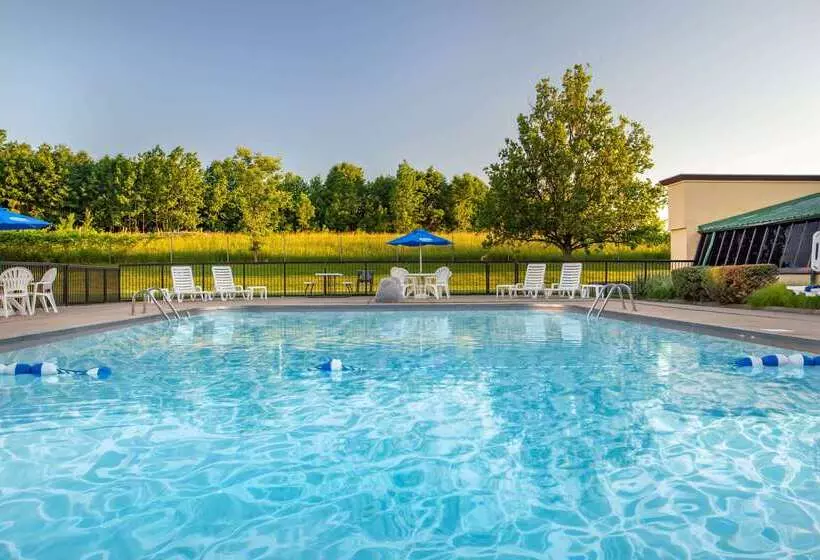 هتل Super 8 By Wyndham Erie/i 90