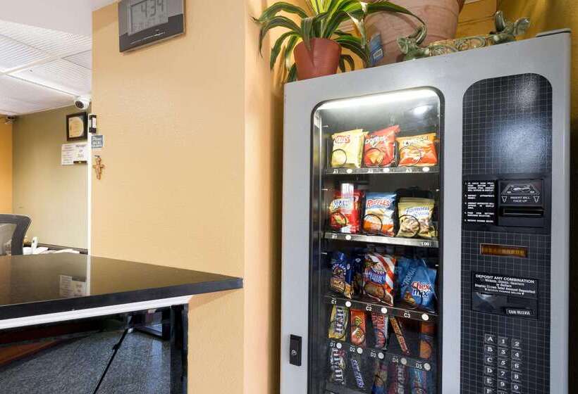 فندق Super 8 By Wyndham Indianapolis Southport Rd