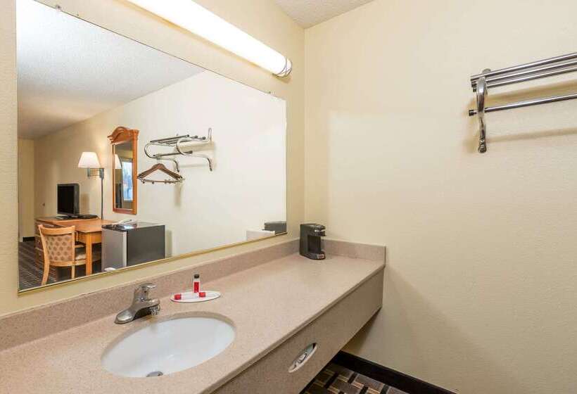 فندق Super 8 By Wyndham Indianapolis Southport Rd