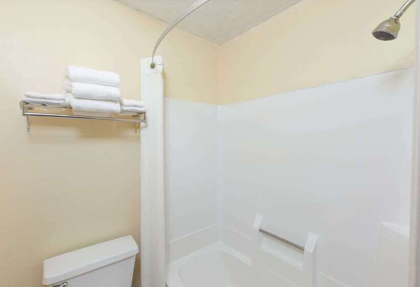 فندق Super 8 By Wyndham Indianapolis Southport Rd