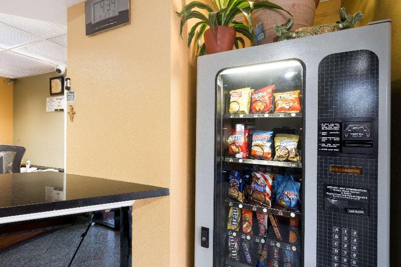 فندق Super 8 By Wyndham Indianapolis Southport Rd