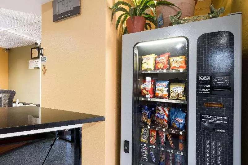 호텔 Super 8 By Wyndham Indianapolis Southport Rd