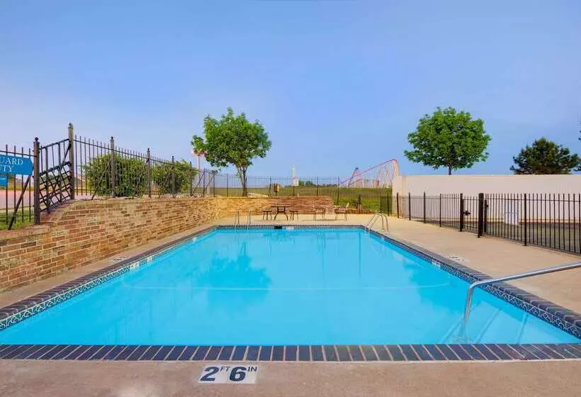 هتل Super 8 By Wyndham Kansas City