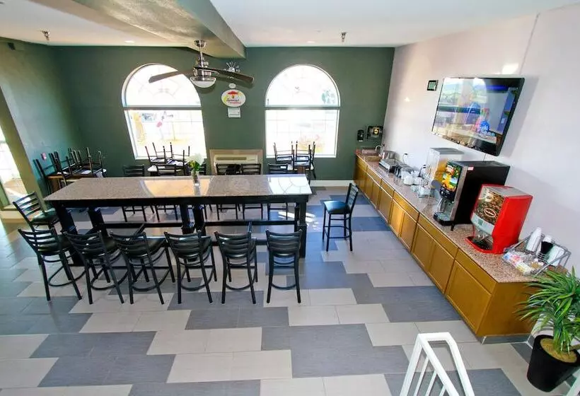 هتل Super 8 By Wyndham Kansas City