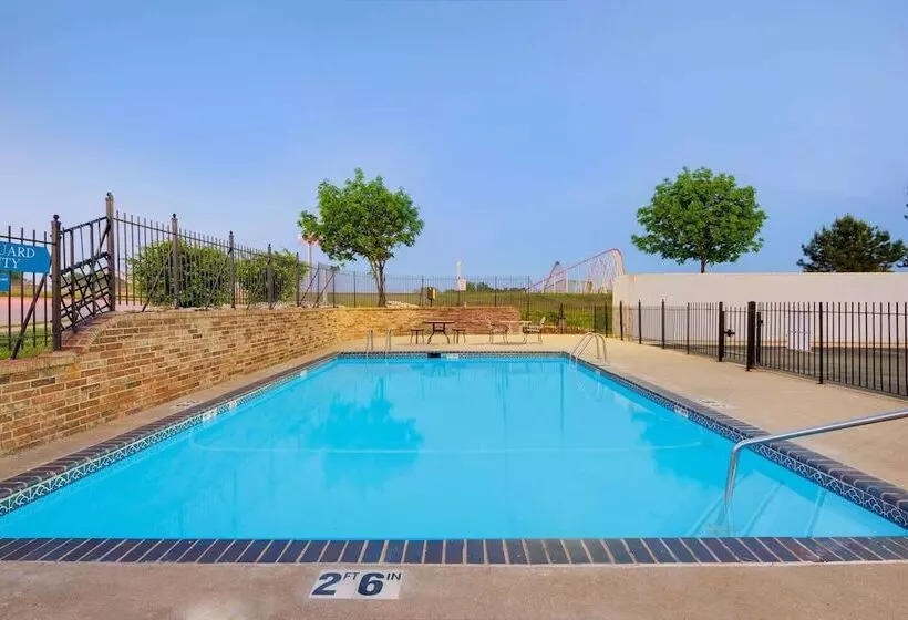 هتل Super 8 By Wyndham Kansas City