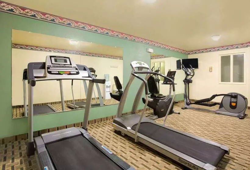 هتل Super 8 By Wyndham Lynchburg Va