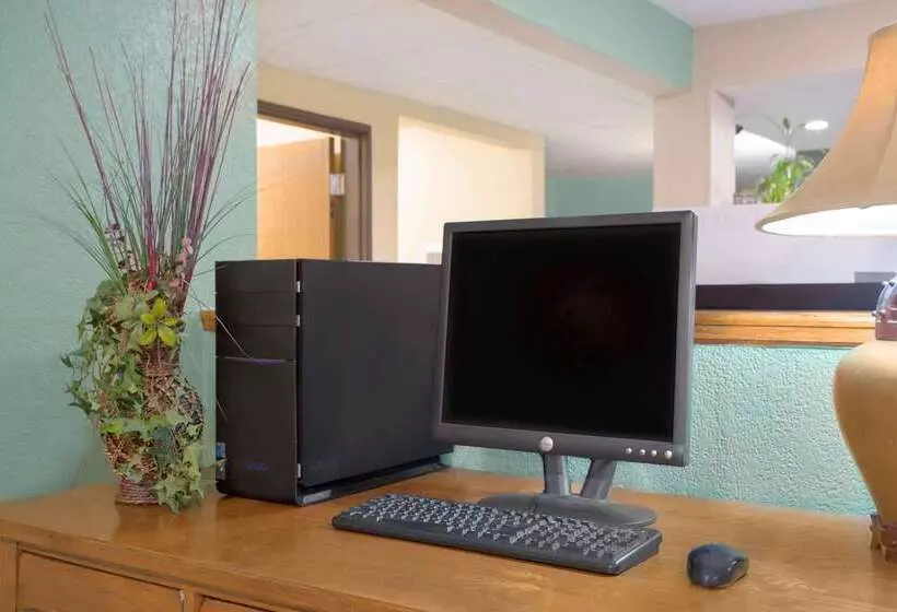 هتل Super 8 By Wyndham Lynchburg Va