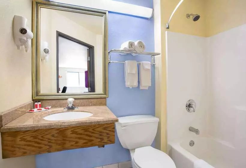 هتل Super 8 By Wyndham Lynchburg Va