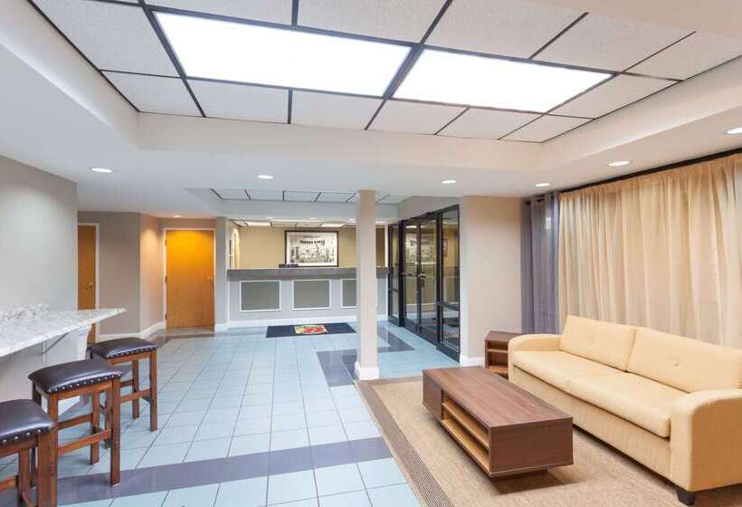 هتل Super 8 By Wyndham Pigeon Forge Emert St