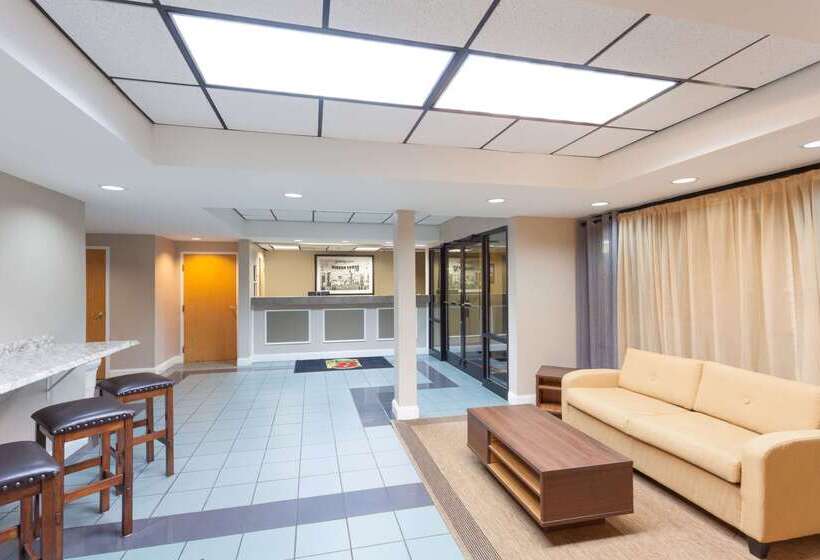 هتل Super 8 By Wyndham Pigeon Forge Emert St