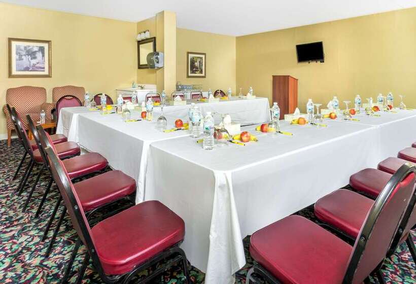 هتل Super 8 By Wyndham Vandalia/dayton International Airport