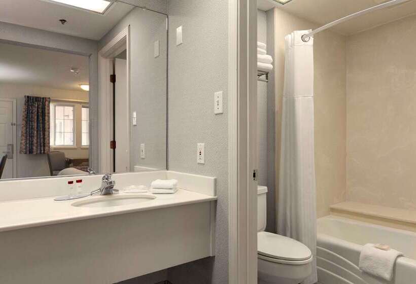 هتل Travelodge By Wyndham Redding Ca