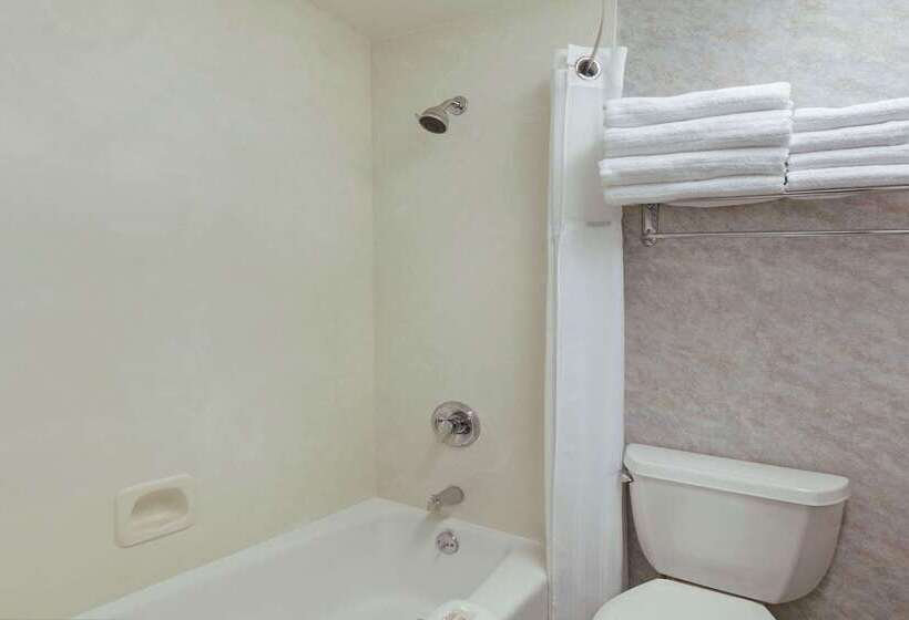 هتل Travelodge By Wyndham Redding Ca