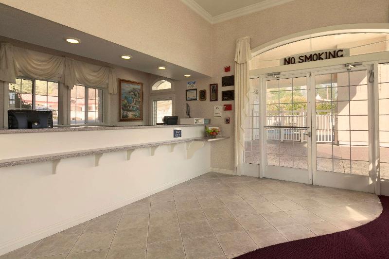 هتل Travelodge By Wyndham Redding Ca