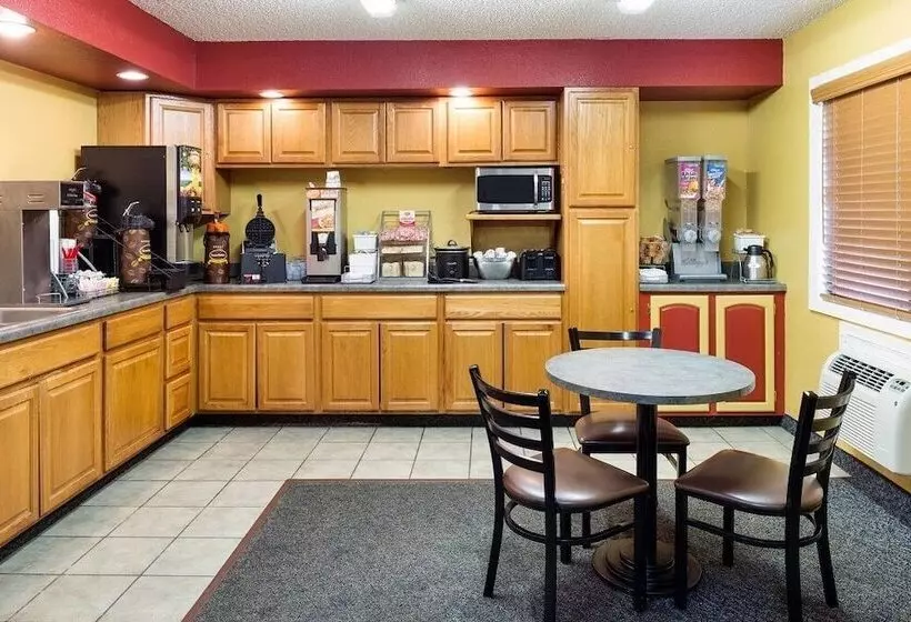 모텔 Amerihost Inn & Suites