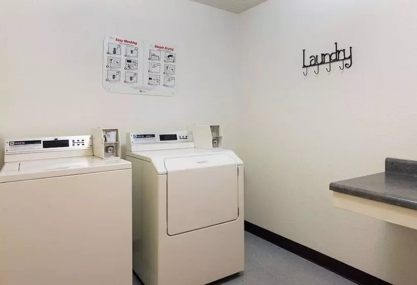 모텔 Amerihost Inn & Suites