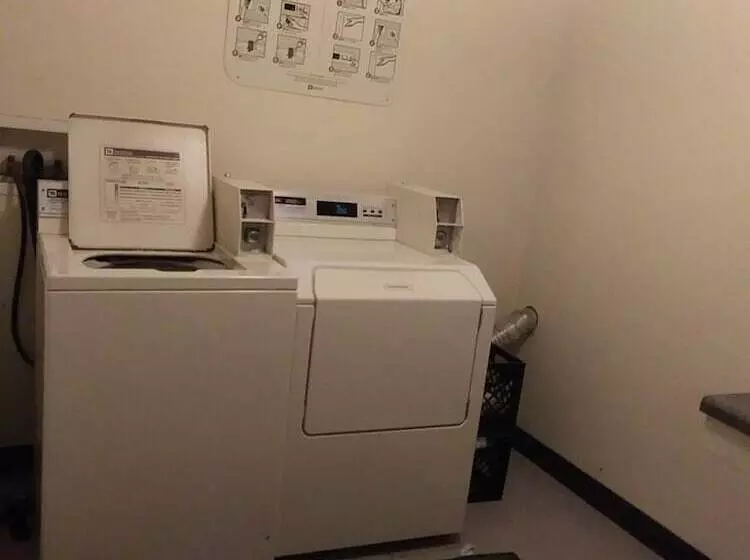 모텔 Amerihost Inn & Suites