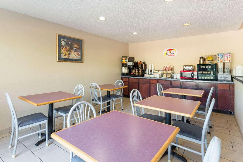 فندق على الطريق Super 8 By Wyndham Perry