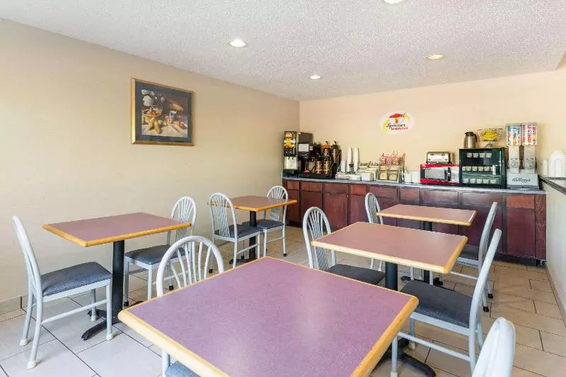 모텔 Super 8 By Wyndham Perry