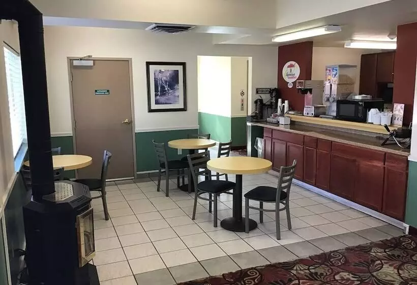 汽车旅馆 Super 8 By Wyndham Salmon