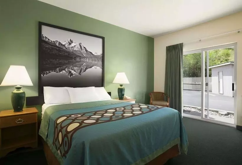 汽车旅馆 Super 8 By Wyndham Salmon