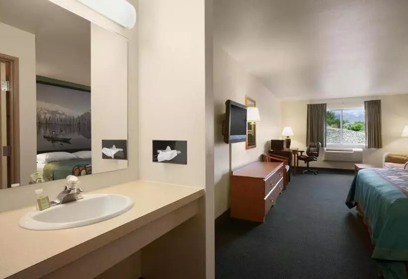 汽车旅馆 Super 8 By Wyndham Salmon