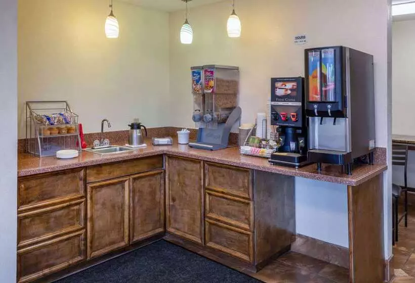 Мотель Super 8 By Wyndham Seguin