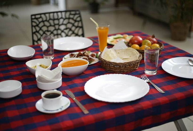 The Paddy Field Inn   Hostel