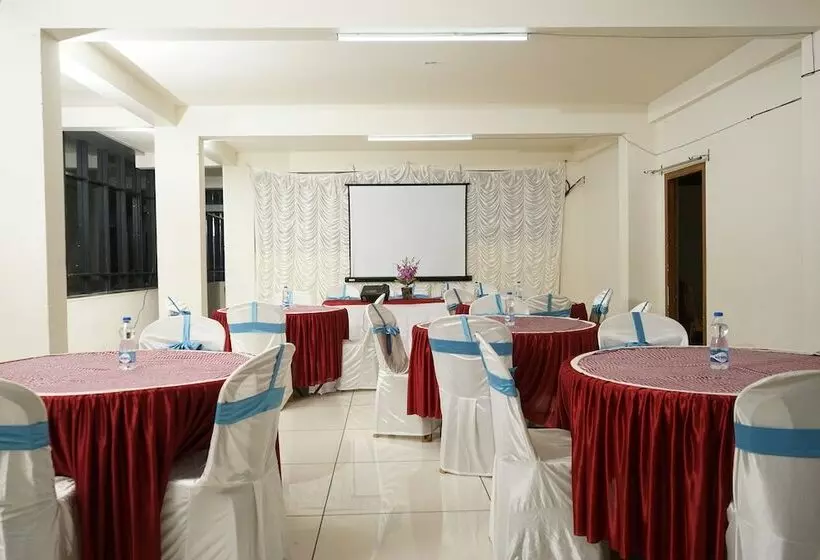 The Paddy Field Inn   Hostel