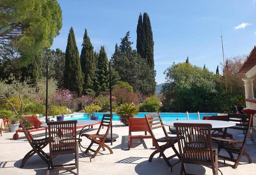 بنسيون Au Mas Saint Pierre