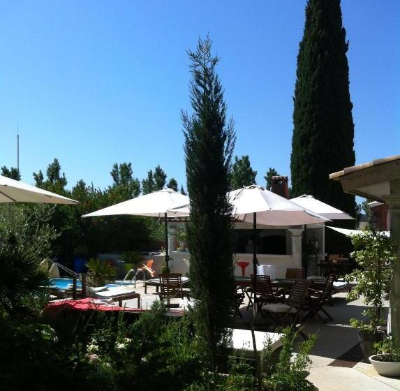 بنسيون Au Mas Saint Pierre