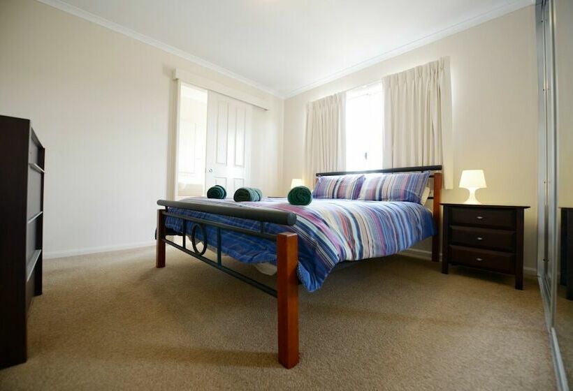 Отель Wavecrest Village & Tourist Park