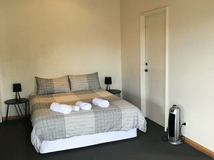 Отель Wavecrest Village & Tourist Park