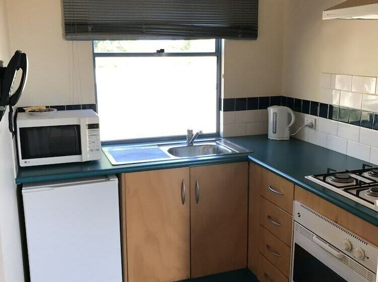 Отель Wavecrest Village & Tourist Park