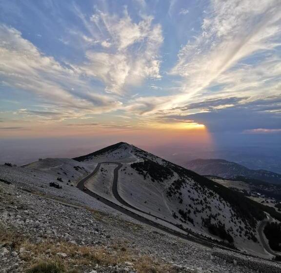 مبيت وإفطار Metafort