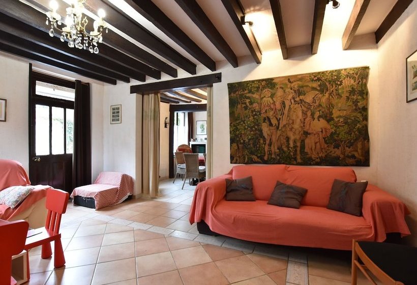 Hilltop Cottage In Englancourt With Garden