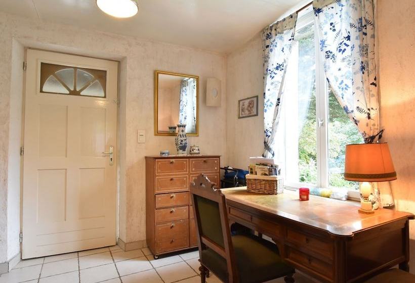 Hilltop Cottage In Englancourt With Garden