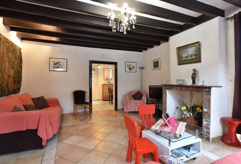 Hilltop Cottage In Englancourt With Garden