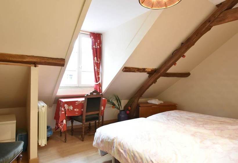 Hilltop Cottage In Englancourt With Garden